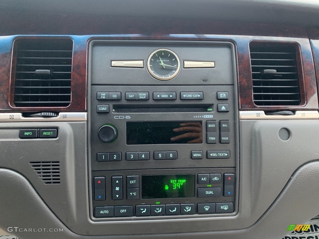 2009 Town Car Signature Limited - Light Ice Blue Metallic / Light Camel photo #18