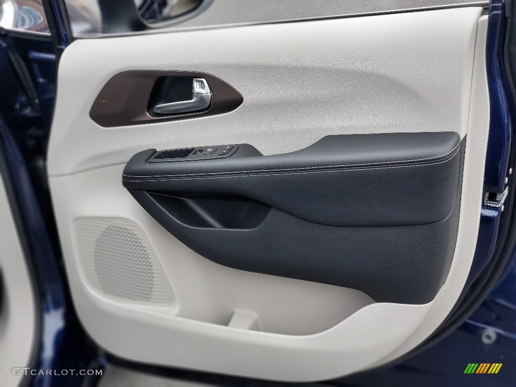 2020 Chrysler Voyager LX Alloy/Black Door Panel Photo #138765423