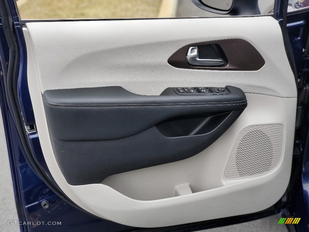 2020 Chrysler Voyager LX Door Panel Photos