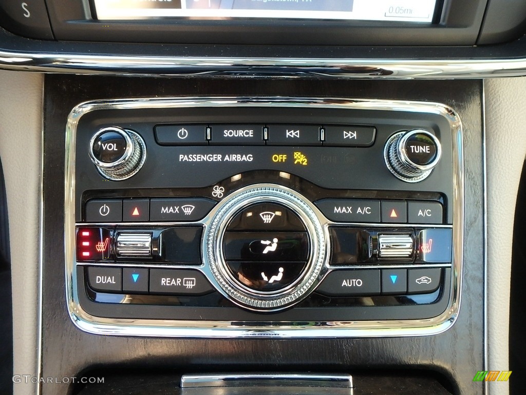 2017 Lincoln Continental Select AWD Controls Photo #138778464