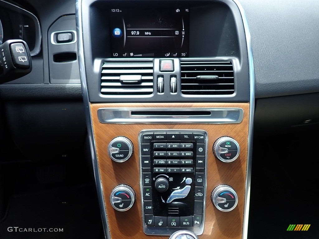 2017 Volvo XC60 T6 AWD Inscription Controls Photos