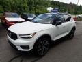Front 3/4 View of 2020 XC40 T5 R-Design AWD
