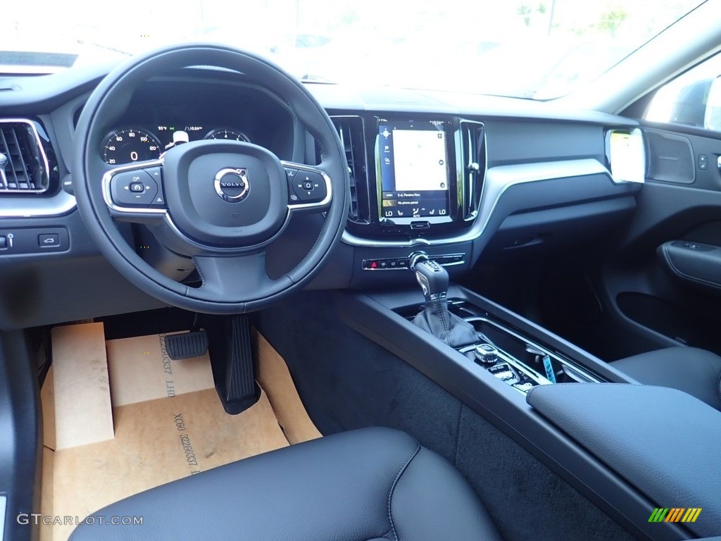 2020 Volvo XC60 T6 AWD Momentum Dashboard Photos