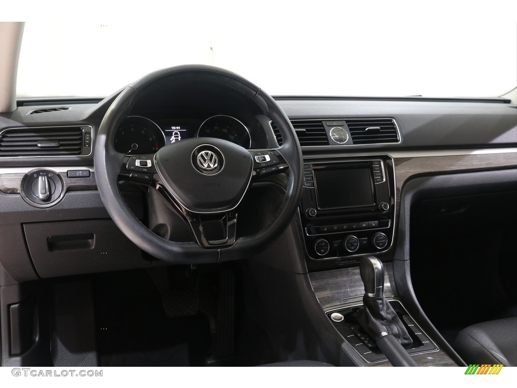 2017 Passat SE Sedan - Fortana Red Metallic / Titan Black photo #6