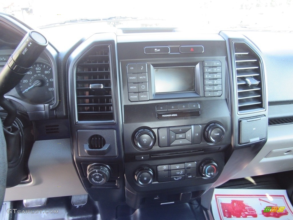 2016 F150 XL SuperCrew - Oxford White / Medium Earth Gray photo #22