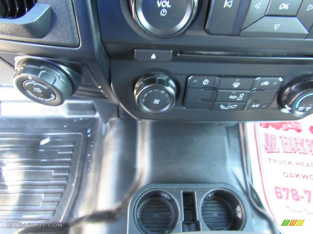 2016 F150 XL SuperCrew - Oxford White / Medium Earth Gray photo #25