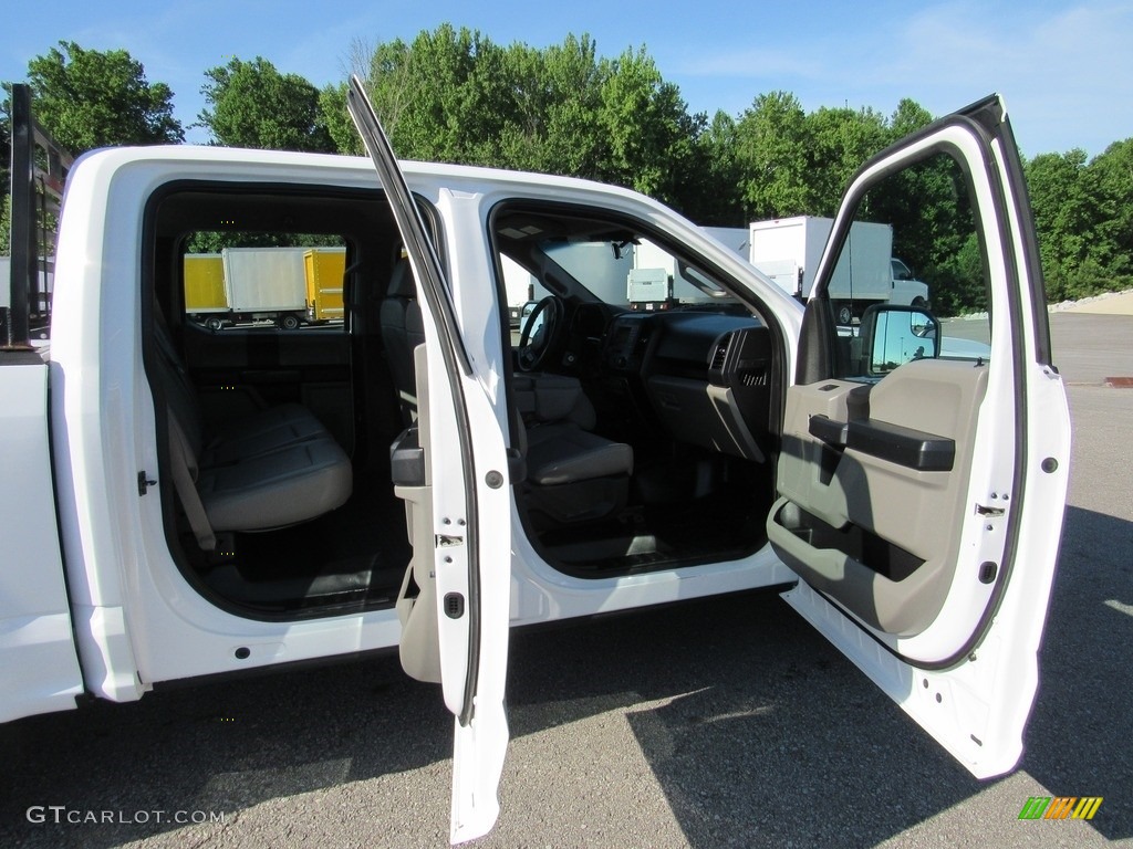 2016 F150 XL SuperCrew - Oxford White / Medium Earth Gray photo #32