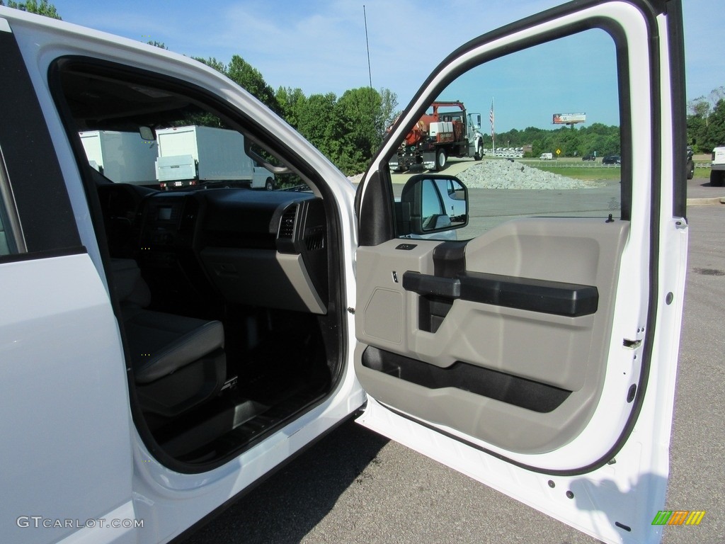 2016 F150 XL SuperCrew - Oxford White / Medium Earth Gray photo #33