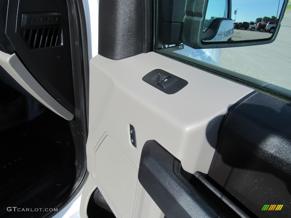 2016 F150 XL SuperCrew - Oxford White / Medium Earth Gray photo #34