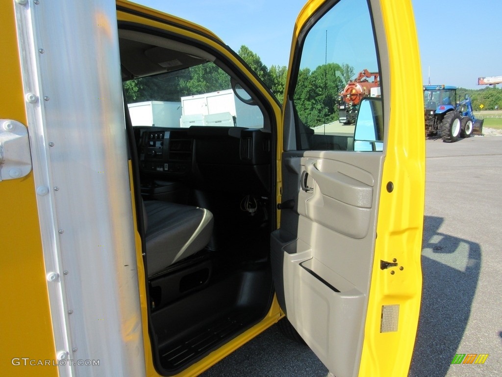 2015 Savana Cutaway 3500 Commercial Moving Truck - Yellow / Pewter photo #27
