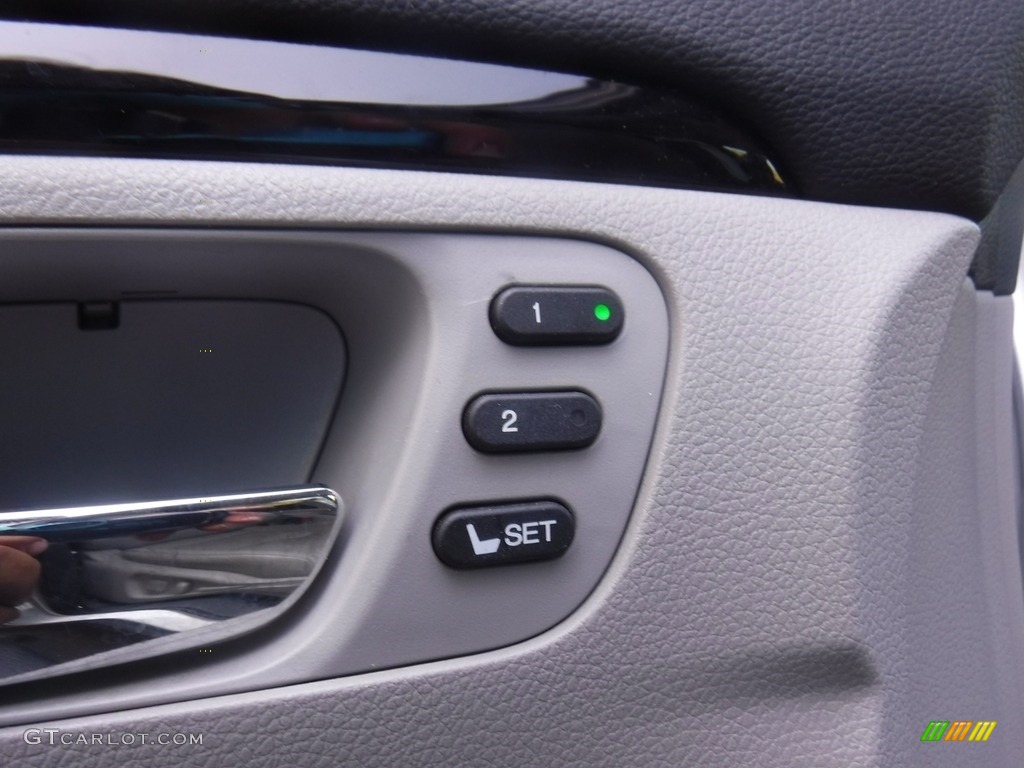 2016 Honda Pilot Touring AWD Gray Door Panel Photo #138872492