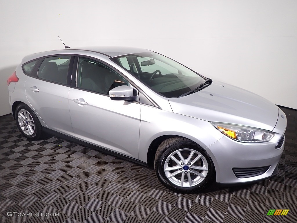 2015 Focus SE Hatchback - Ingot Silver Metallic / Charcoal Black photo #2