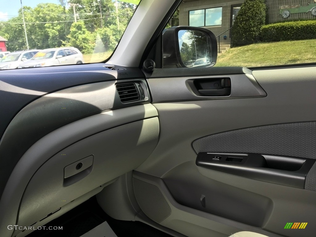 2011 Forester 2.5 X - Spark Silver Metallic / Platinum photo #19