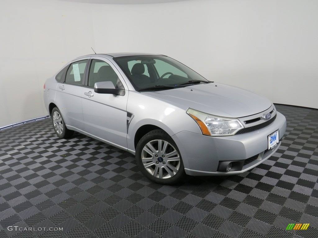 2008 Focus SE Sedan - Silver Frost Metallic / Charcoal Black photo #3