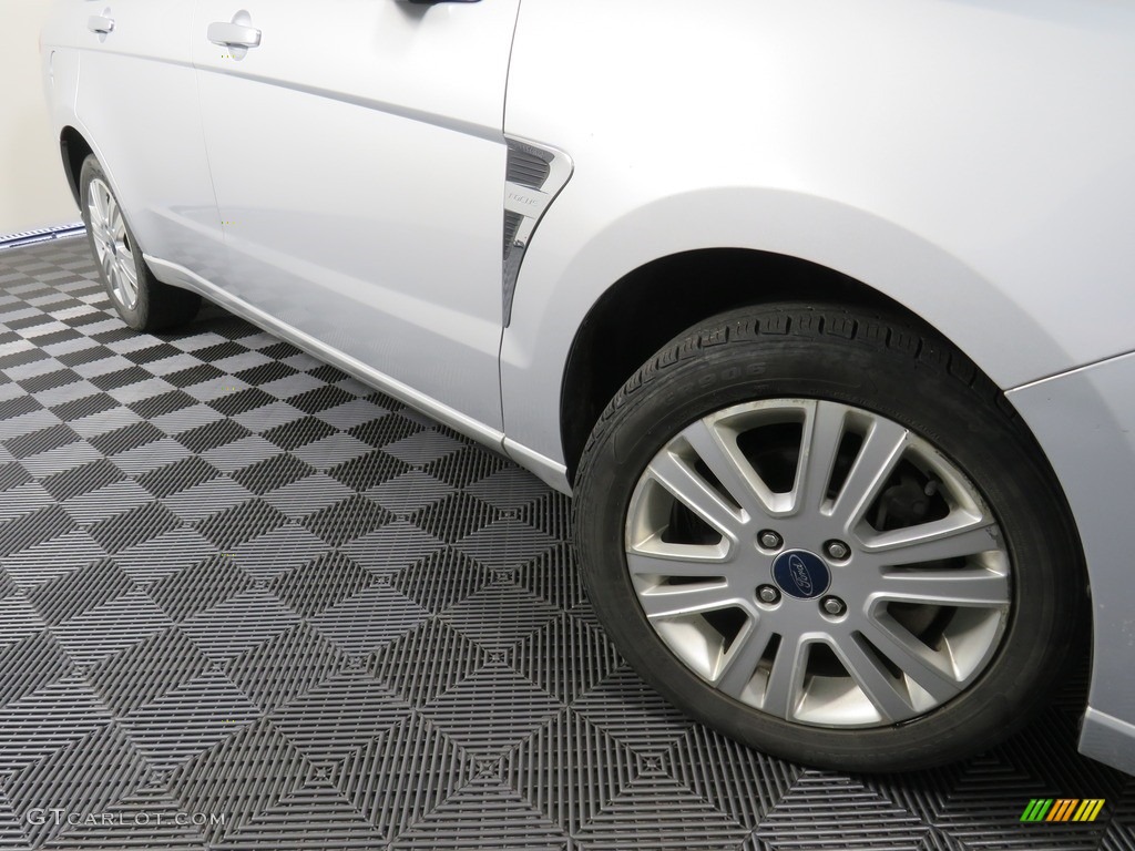 2008 Focus SE Sedan - Silver Frost Metallic / Charcoal Black photo #4