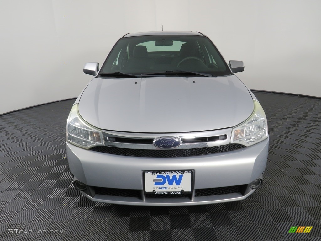 2008 Focus SE Sedan - Silver Frost Metallic / Charcoal Black photo #5