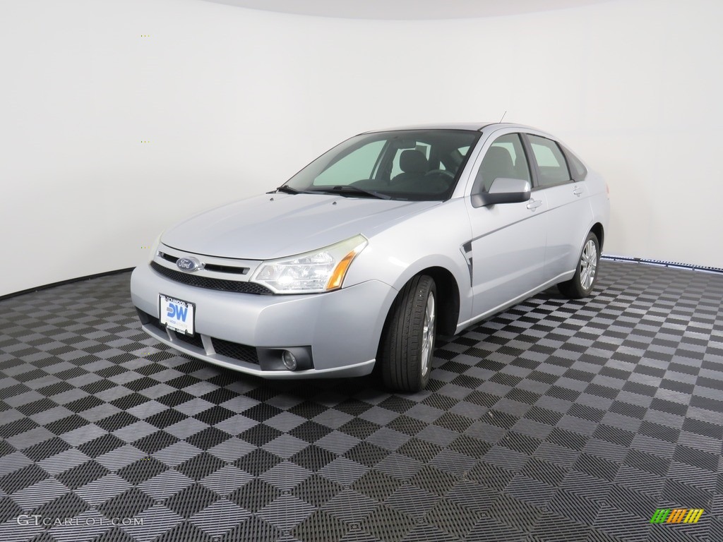 2008 Focus SE Sedan - Silver Frost Metallic / Charcoal Black photo #7