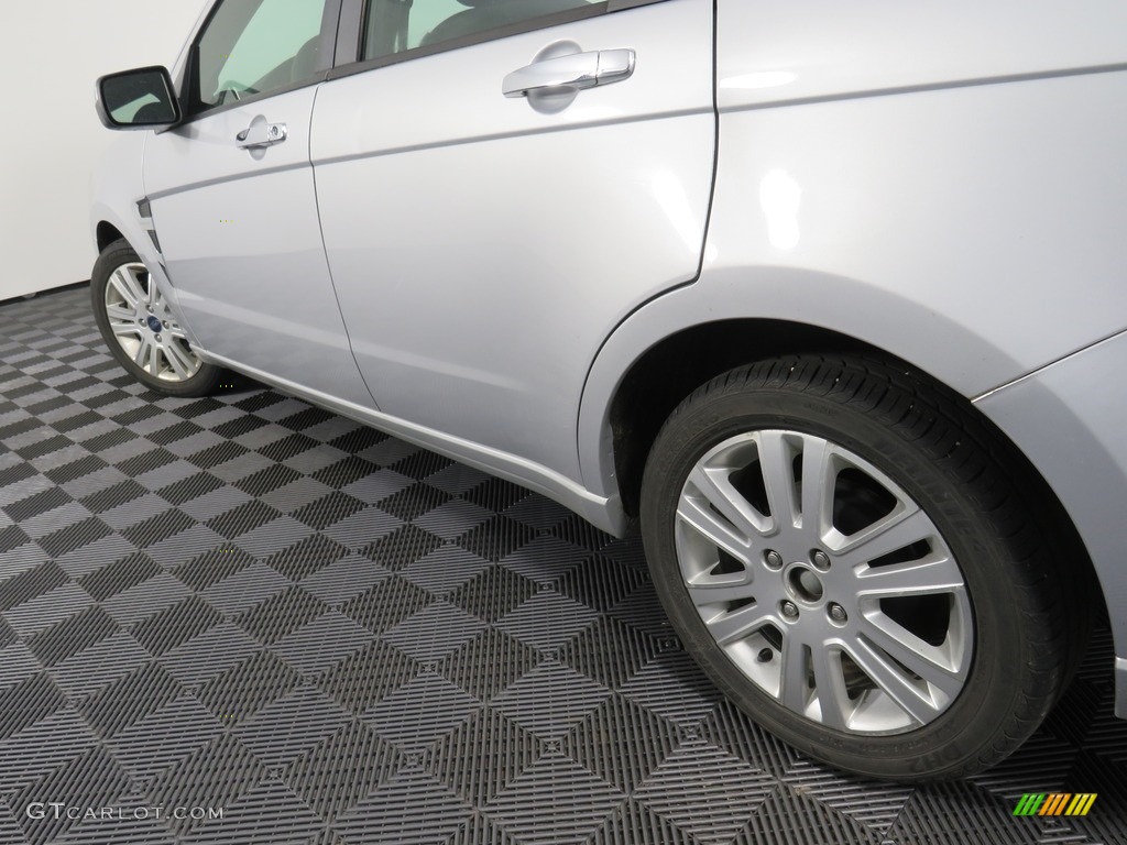 2008 Focus SE Sedan - Silver Frost Metallic / Charcoal Black photo #9