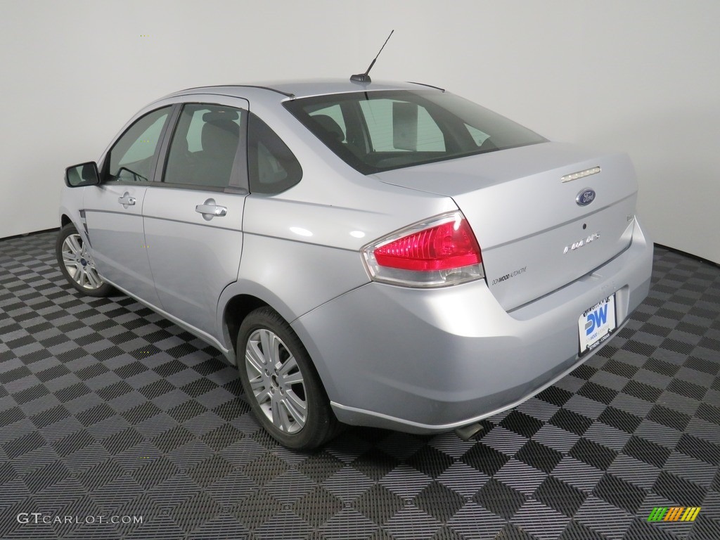 2008 Focus SE Sedan - Silver Frost Metallic / Charcoal Black photo #10