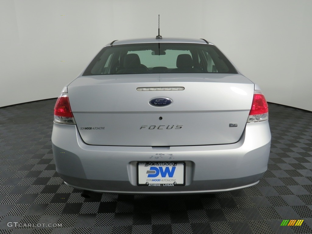 2008 Focus SE Sedan - Silver Frost Metallic / Charcoal Black photo #11