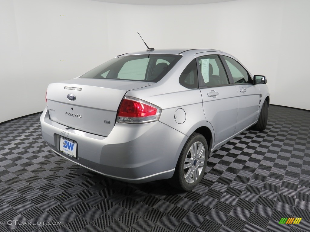 2008 Focus SE Sedan - Silver Frost Metallic / Charcoal Black photo #14