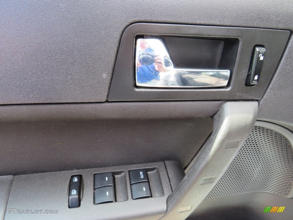 2008 Focus SE Sedan - Silver Frost Metallic / Charcoal Black photo #16