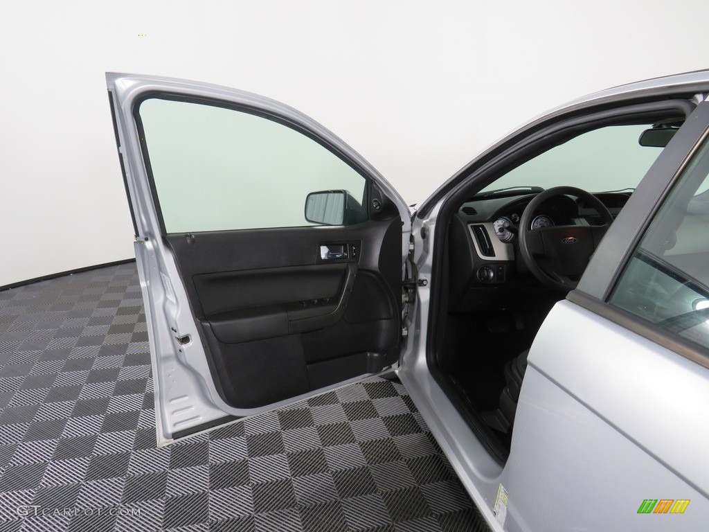 2008 Focus SE Sedan - Silver Frost Metallic / Charcoal Black photo #23