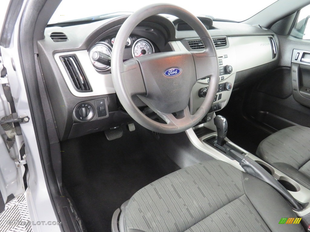 2008 Focus SE Sedan - Silver Frost Metallic / Charcoal Black photo #25