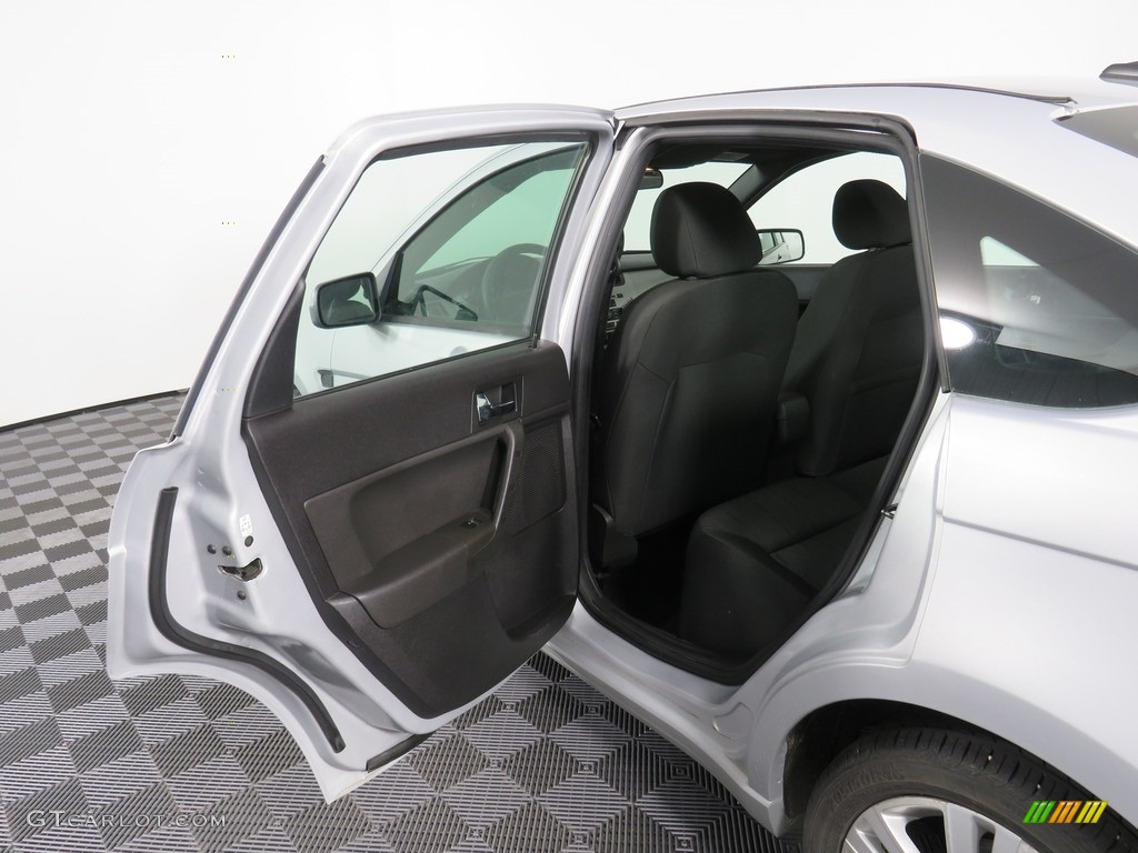 2008 Focus SE Sedan - Silver Frost Metallic / Charcoal Black photo #27