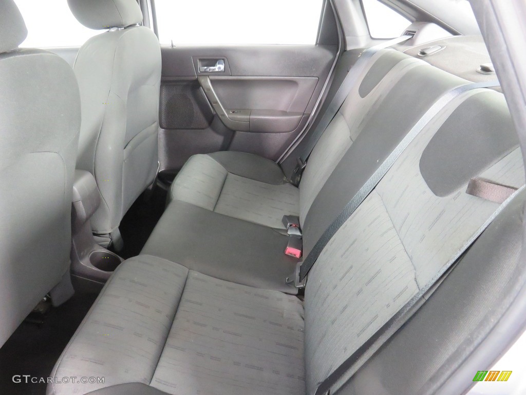 2008 Focus SE Sedan - Silver Frost Metallic / Charcoal Black photo #28
