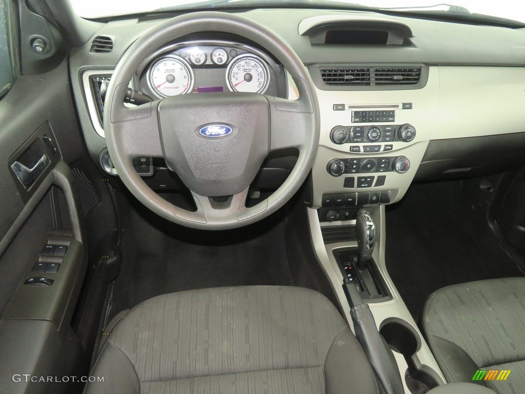 2008 Focus SE Sedan - Silver Frost Metallic / Charcoal Black photo #29
