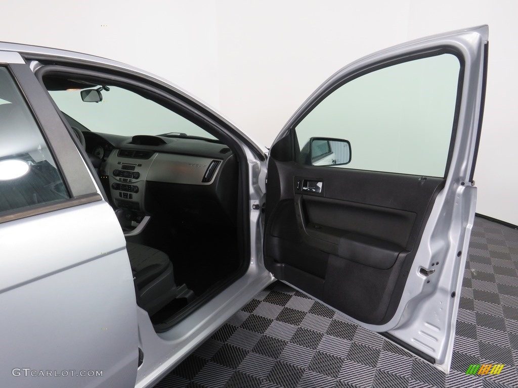2008 Focus SE Sedan - Silver Frost Metallic / Charcoal Black photo #32