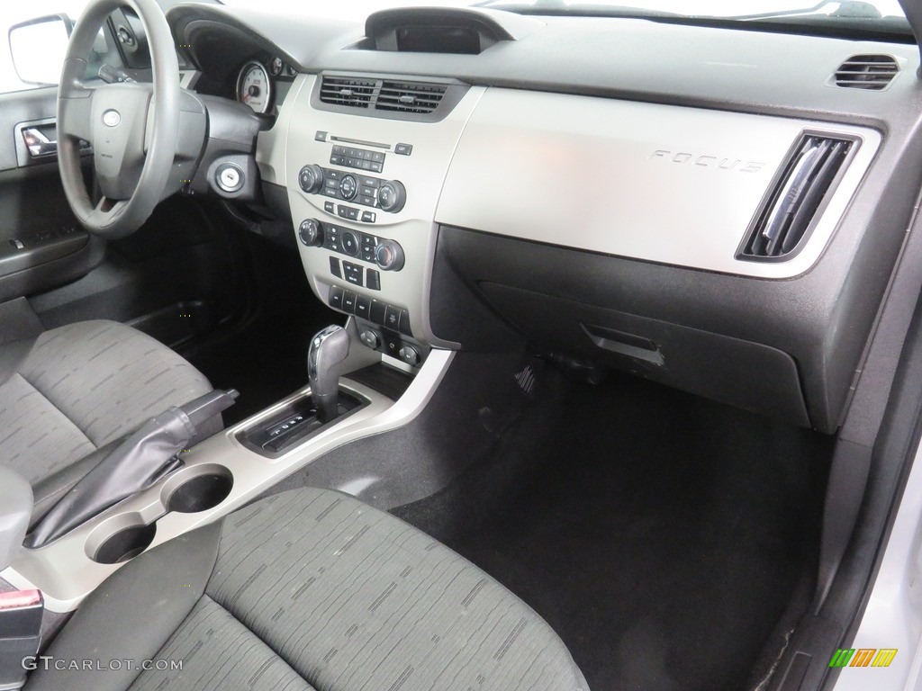 2008 Focus SE Sedan - Silver Frost Metallic / Charcoal Black photo #34