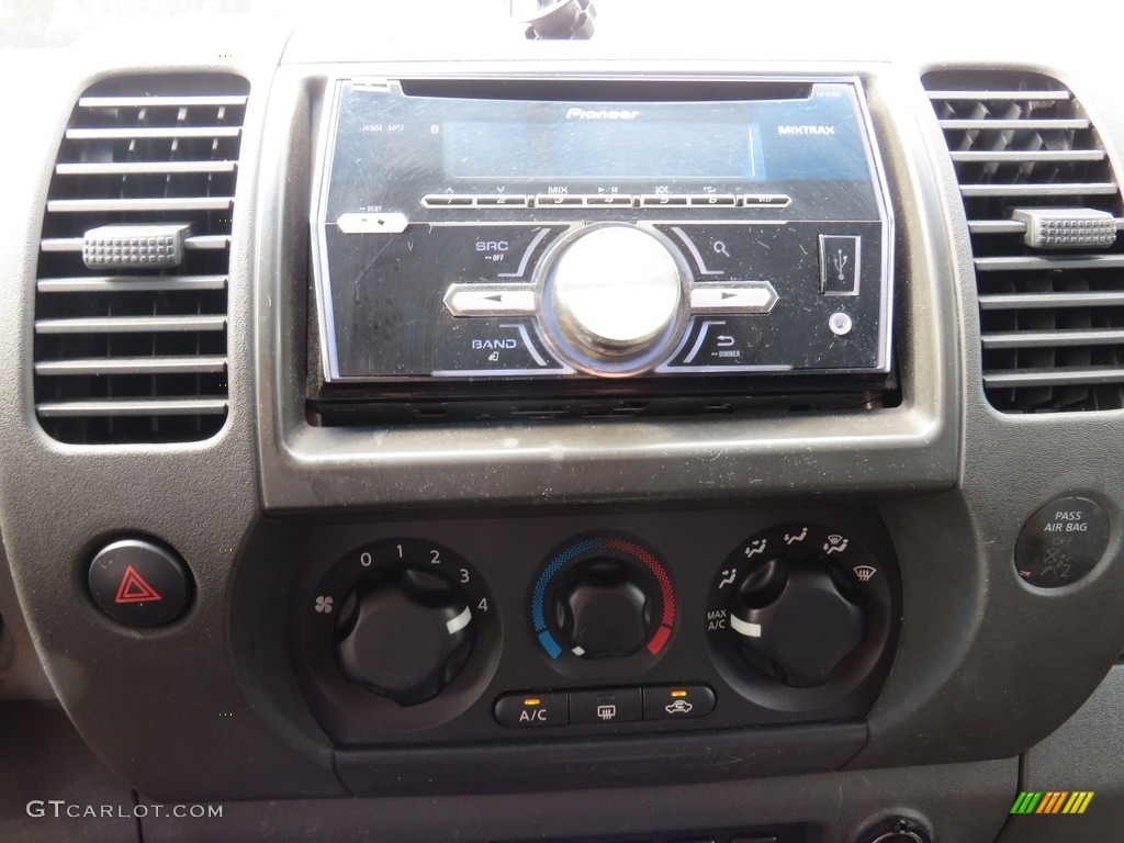 2006 Xterra S 4x4 - Silver Lightning Metallic / Desert/Graphite photo #26