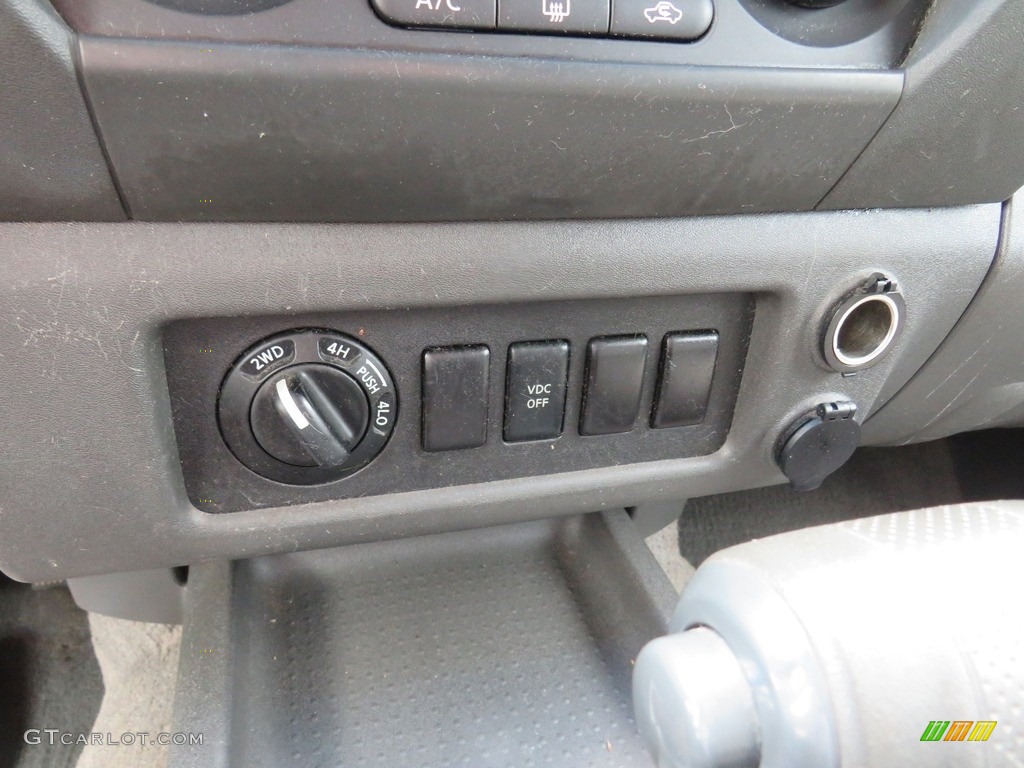 2006 Xterra S 4x4 - Silver Lightning Metallic / Desert/Graphite photo #27