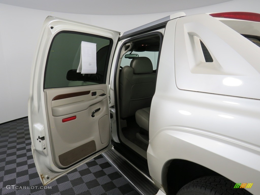 2004 Escalade EXT AWD - White Diamond / Shale photo #31