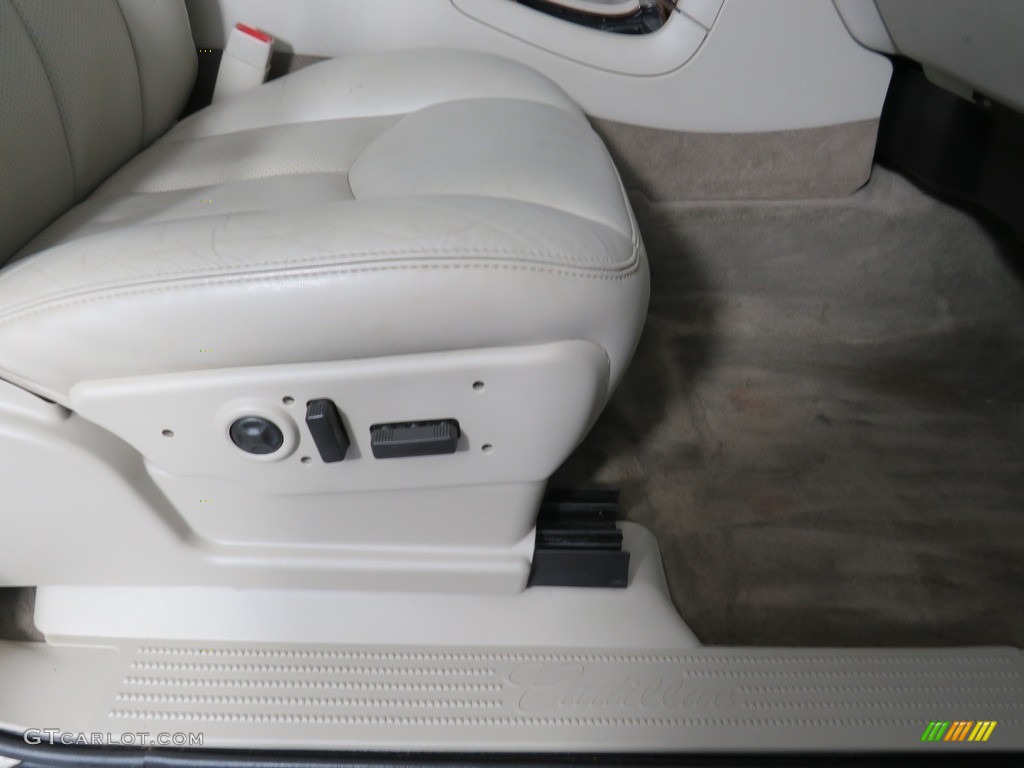 2004 Escalade EXT AWD - White Diamond / Shale photo #38
