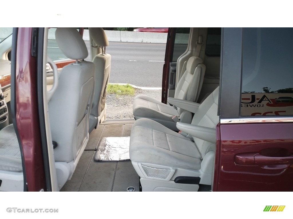 2009 Town & Country Touring - Inferno Red Crystal Pearl / Medium Pebble Beige/Cream photo #9