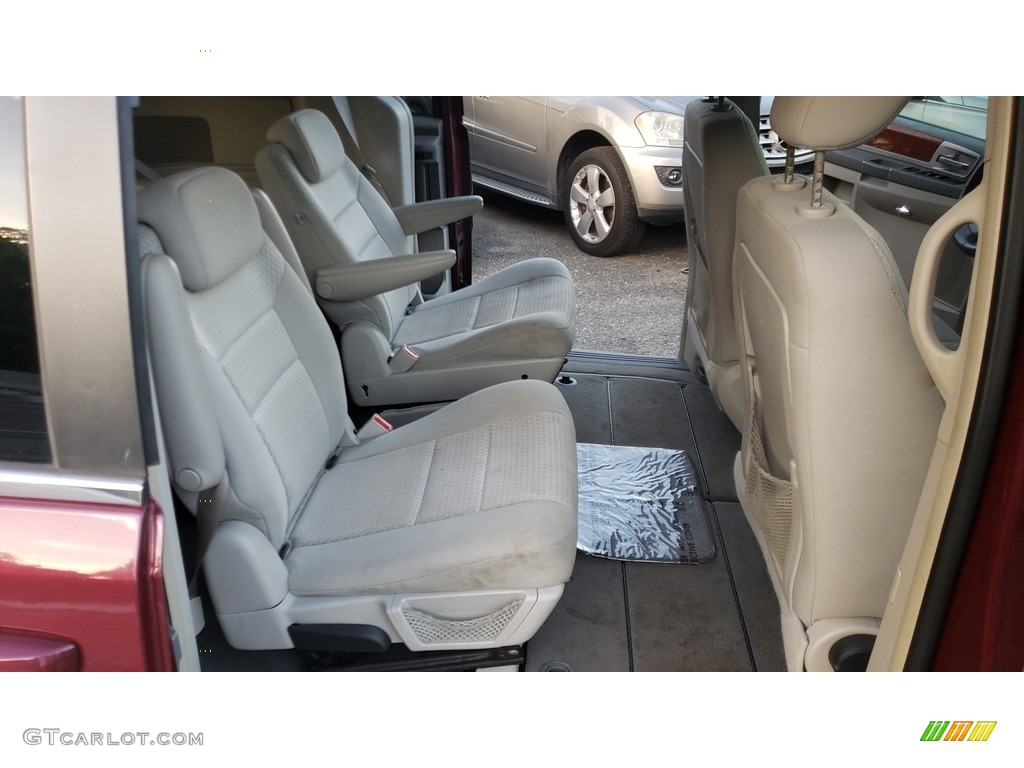 2009 Town & Country Touring - Inferno Red Crystal Pearl / Medium Pebble Beige/Cream photo #11