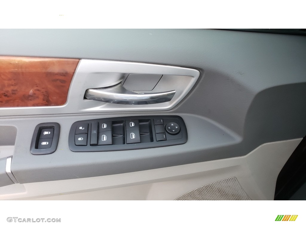 2009 Town & Country Touring - Inferno Red Crystal Pearl / Medium Pebble Beige/Cream photo #14