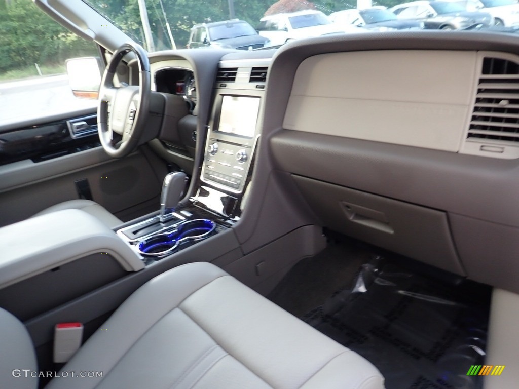 2017 Navigator Select 4x4 - White Platinum / Medium Light Stone photo #12
