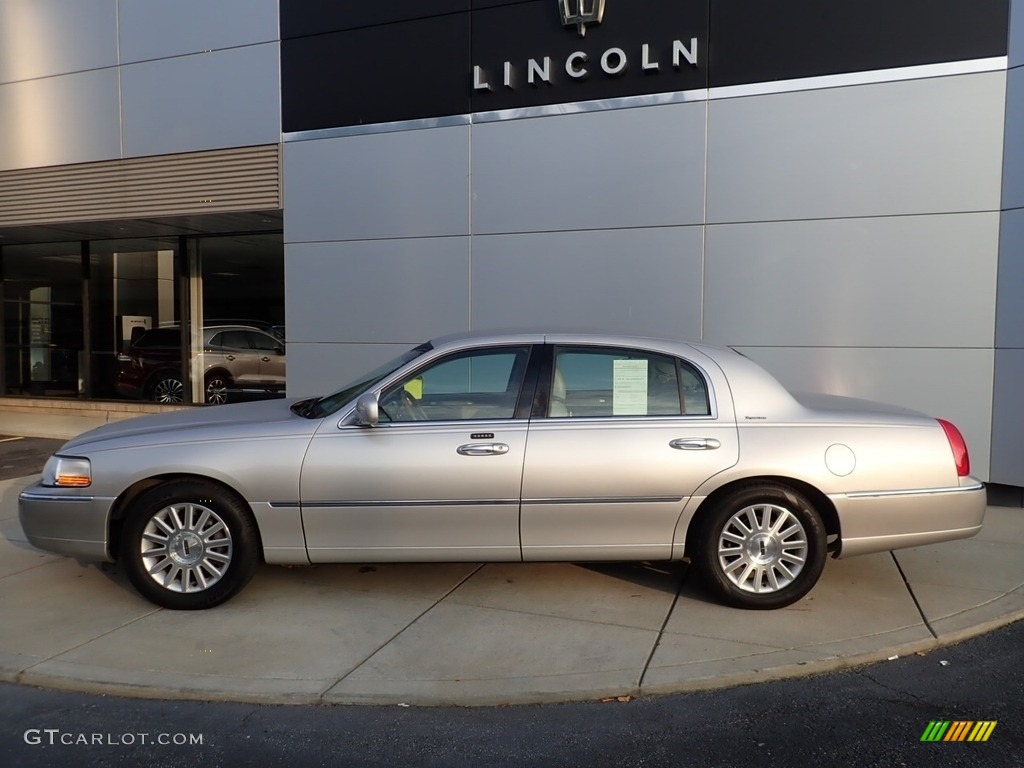 2003 Town Car Signature - Silver Birch Metallic / Dark Stone/Medium Light Stone photo #2