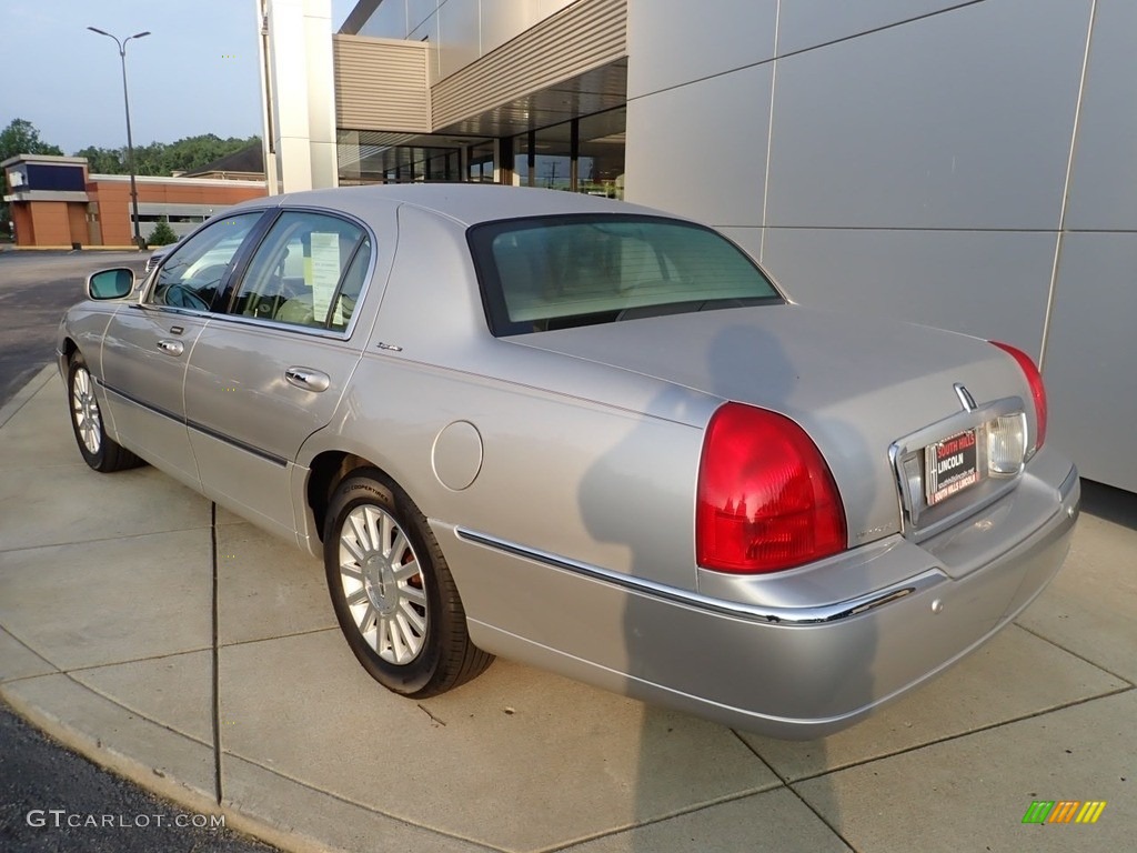 2003 Town Car Signature - Silver Birch Metallic / Dark Stone/Medium Light Stone photo #3