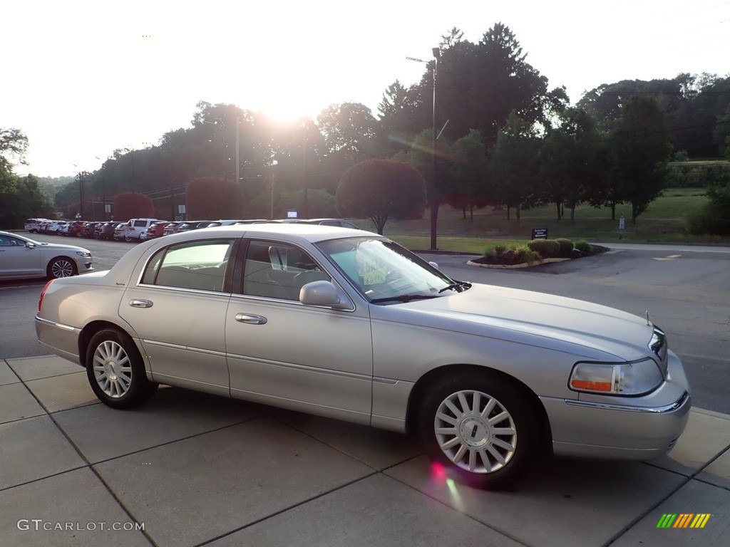 2003 Town Car Signature - Silver Birch Metallic / Dark Stone/Medium Light Stone photo #6