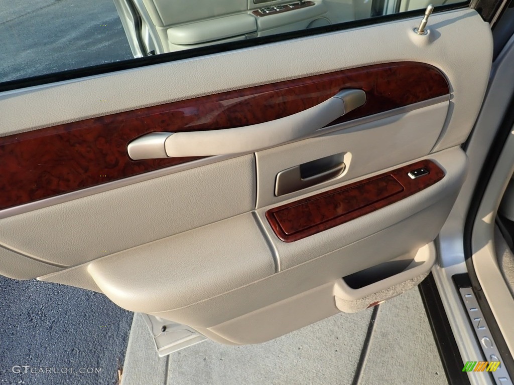 2003 Town Car Signature - Silver Birch Metallic / Dark Stone/Medium Light Stone photo #18