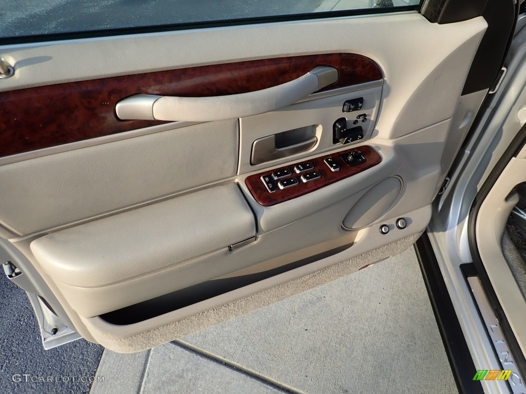 2003 Town Car Signature - Silver Birch Metallic / Dark Stone/Medium Light Stone photo #19