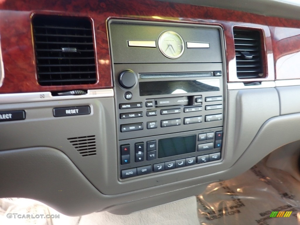 2003 Town Car Signature - Silver Birch Metallic / Dark Stone/Medium Light Stone photo #22