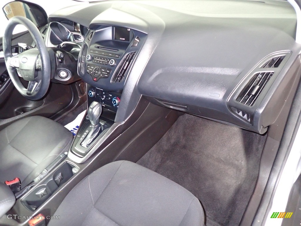 2015 Focus SE Hatchback - Ingot Silver Metallic / Charcoal Black photo #26