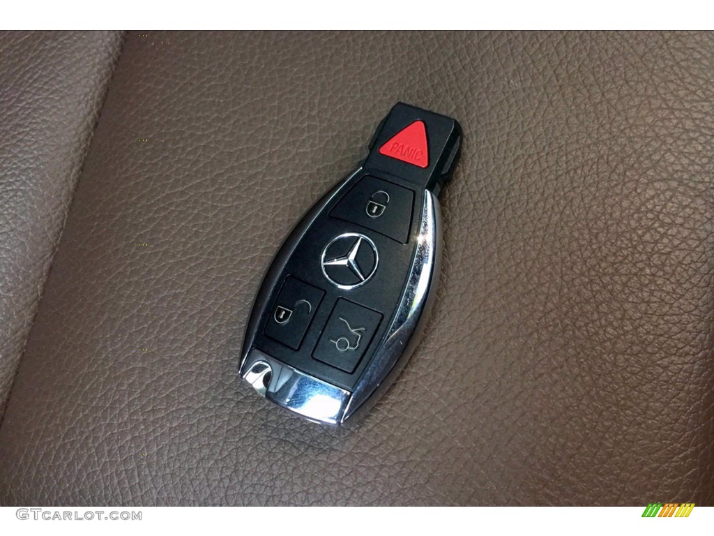 2016 Mercedes-Benz GLA 250 Keys Photos