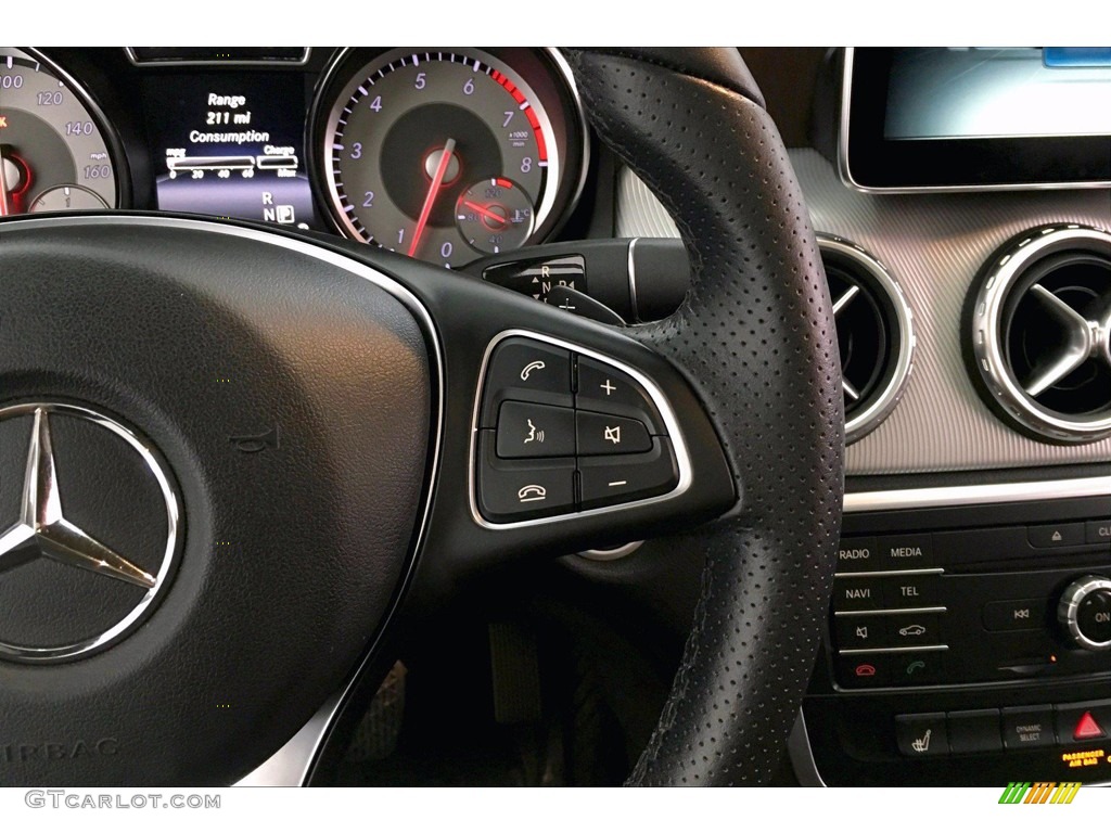 2016 Mercedes-Benz GLA 250 Controls Photos